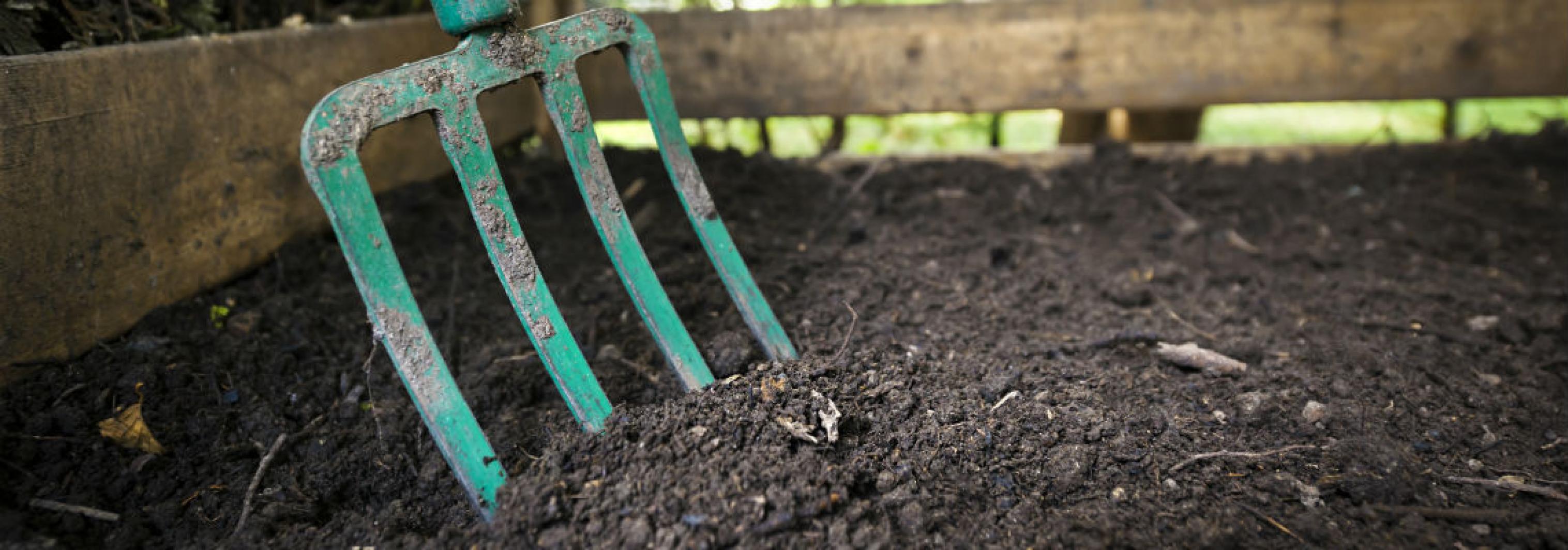 shutterstock_composting1140x400